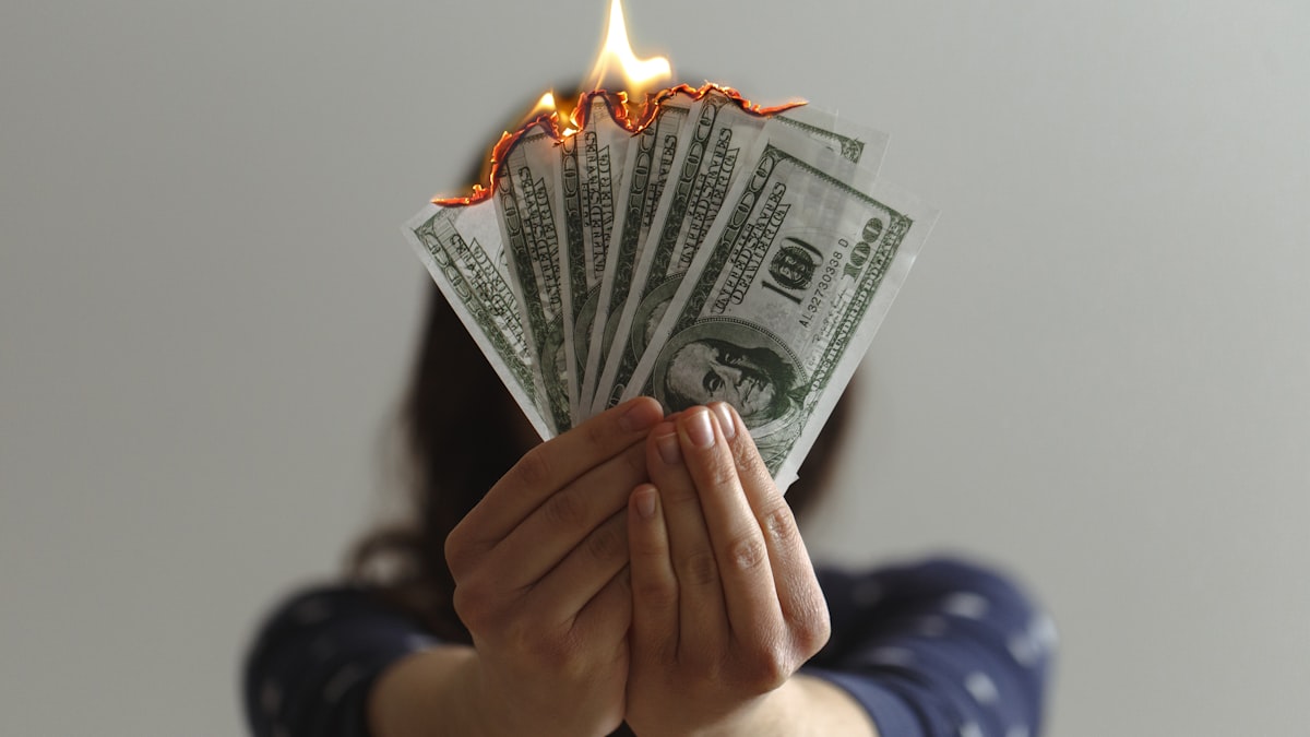 Un stablecoin este, în esență, o monedă digitală legată la un ban real precum euro, iar noile reguli decid cine are dreptul să emită astfel de bani.
